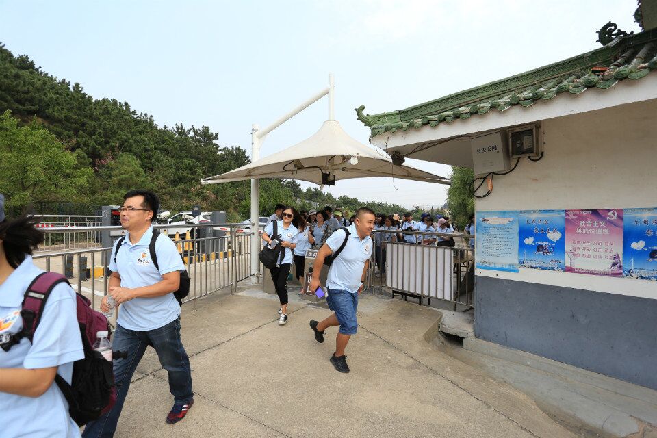 進了門，迫不及待向山(shān)頂沖.jpg