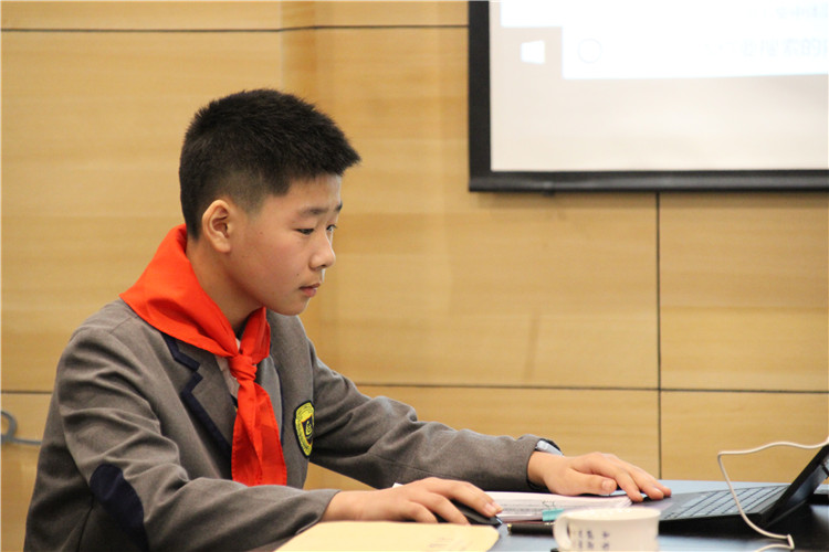 學(xué)生代表 發言.jpg
