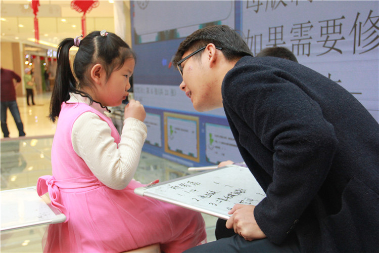 （賽場年僅6歲的鄭紫菡同學(xué)在工(gōng)作(zuò)人員協助下完成答(dá)題）.jpg
