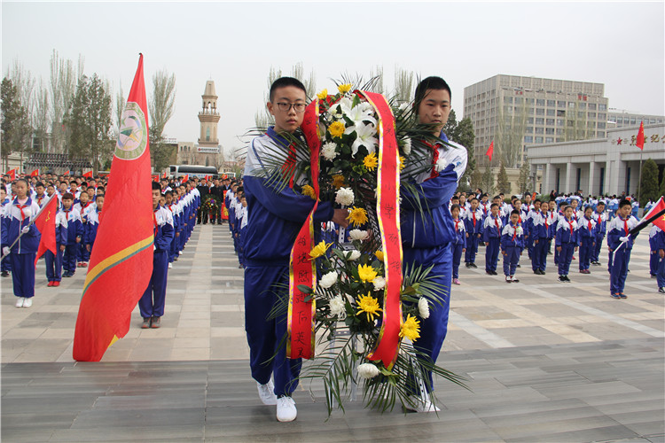 向烈士獻花(huā).jpg