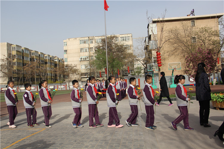 教師代表和學(xué)生代表分(fēn)别向烈士紀念石碑敬獻鮮花(huā).jpg