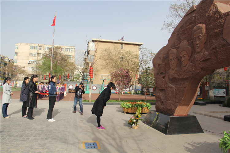 教師代表和學(xué)生代表分(fēn)别向烈士紀念石碑敬獻鮮花(huā)1.jpg