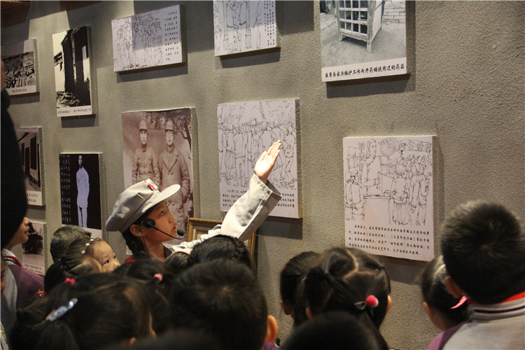 小(xiǎo)講解員為(wèi)學(xué)生們講解景嶽三烈士的革命事迹.jpg